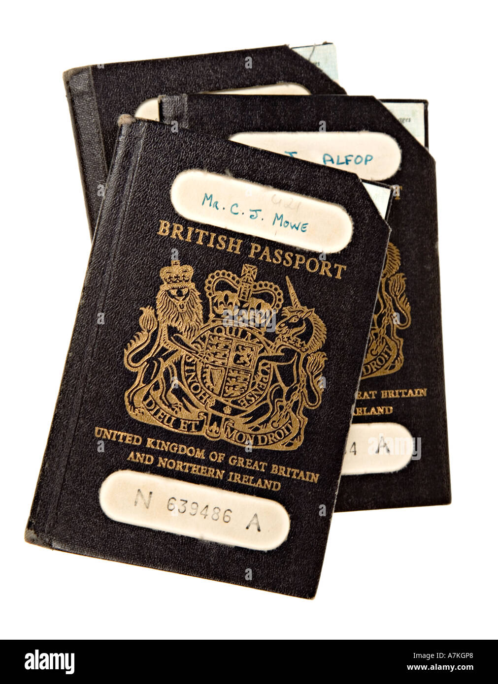 Cancelado el viejo estilo de pasaportes del Reino Unido con la esquina cortada para invalidar el uso Foto de stock
