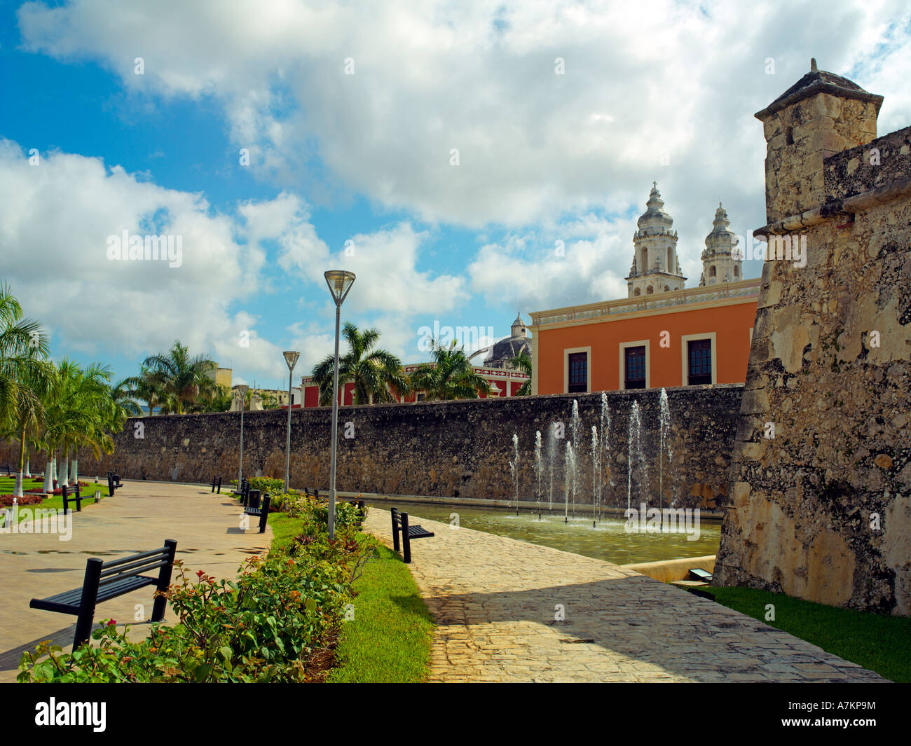 Las antiguas murallas de la ciudad de Campeche con los pináculos de la