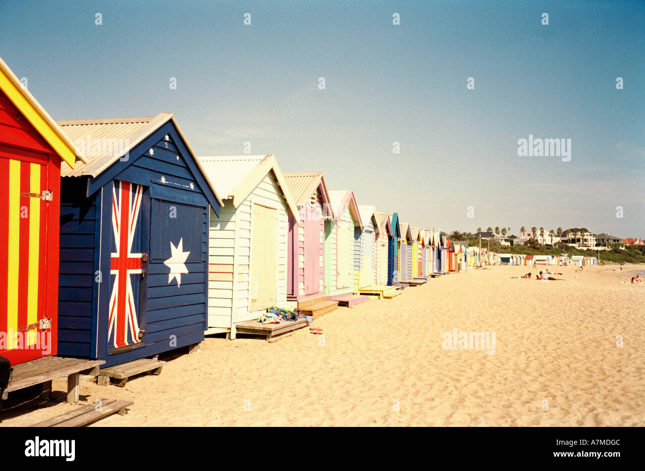 Fila de coloridas casetas de playa en verano Brighton Melbourne Australia Foto de stock