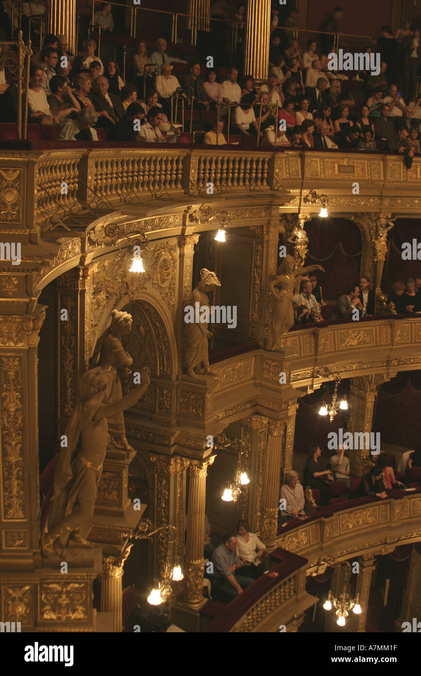 Ópera de Budapest visitantes vertical interior Foto de stock