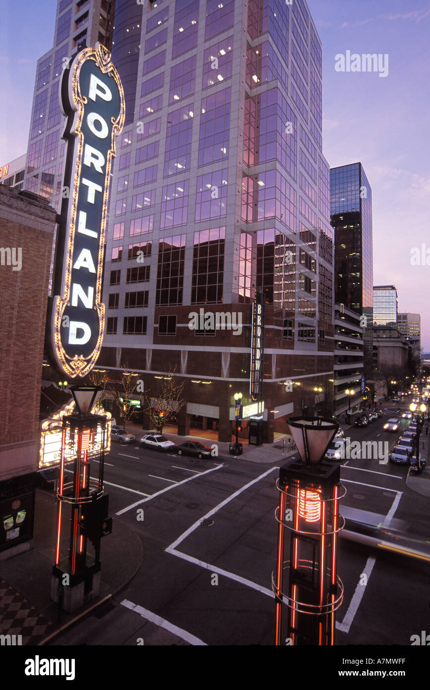 Portland sign on Schnitzer auditorio situado frente al centro de artes escénicas en Broadway en el centro de Portland, Oregón Foto de stock