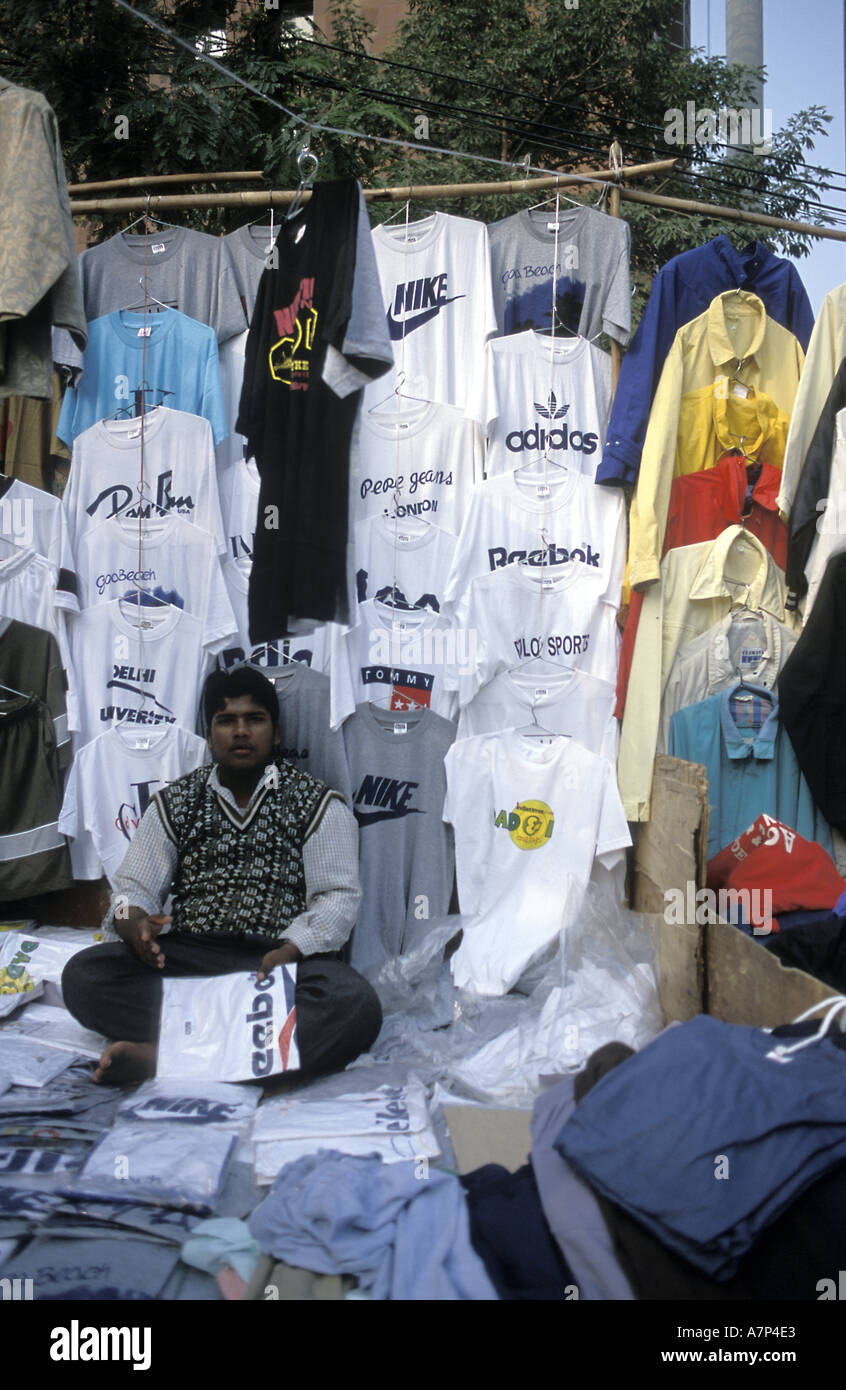 Famosas se copian y venden barato en un mercado de la ropa de calle Delhi, India Fotografía de stock - Alamy