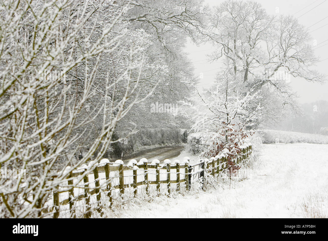 Carretera cubierta de nieve en invierno, Inglaterra, Reino Unido Foto de stock