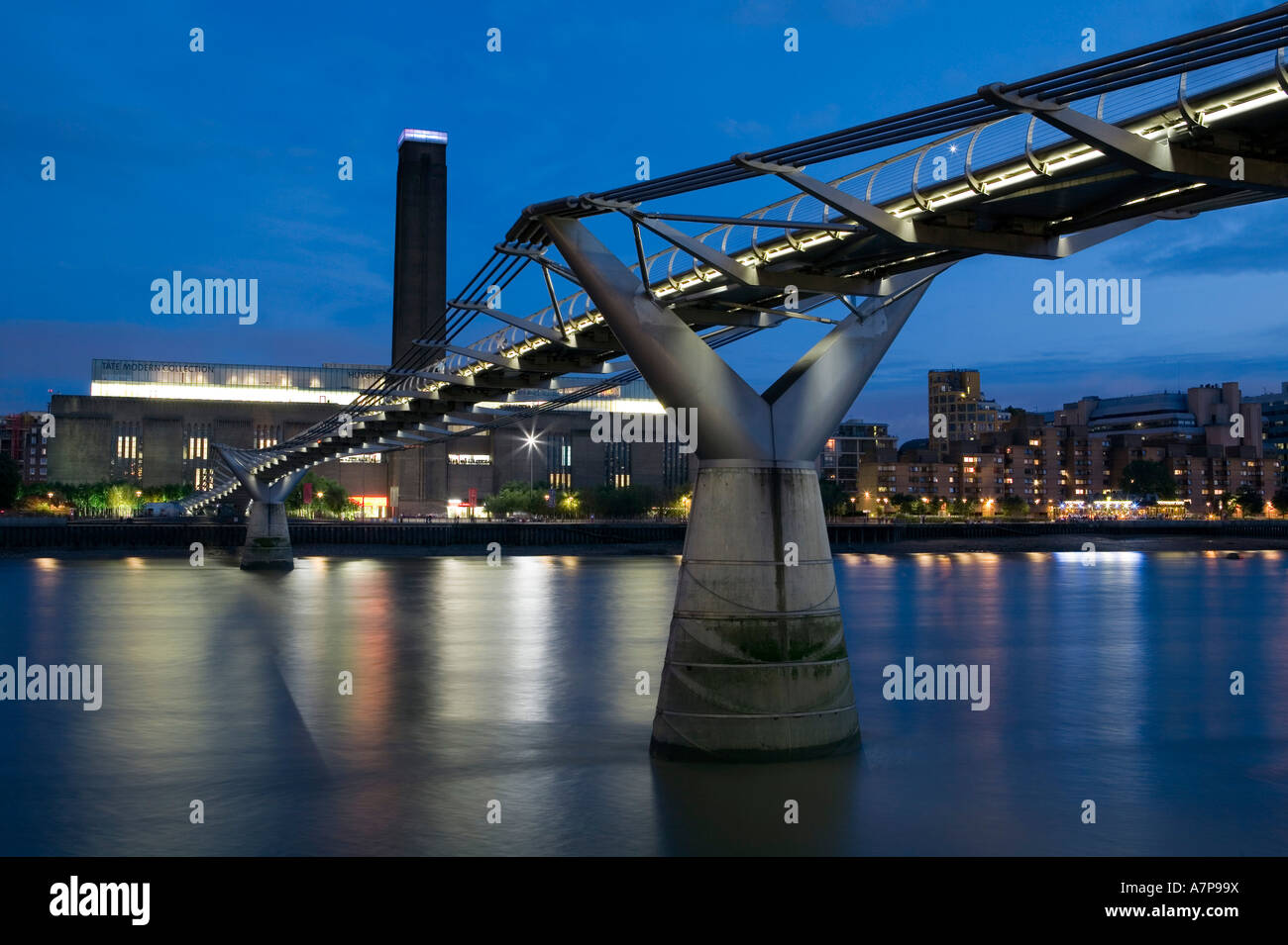 Tate Modern y el Puente del Milenio, Londres, Inglaterra Foto de stock