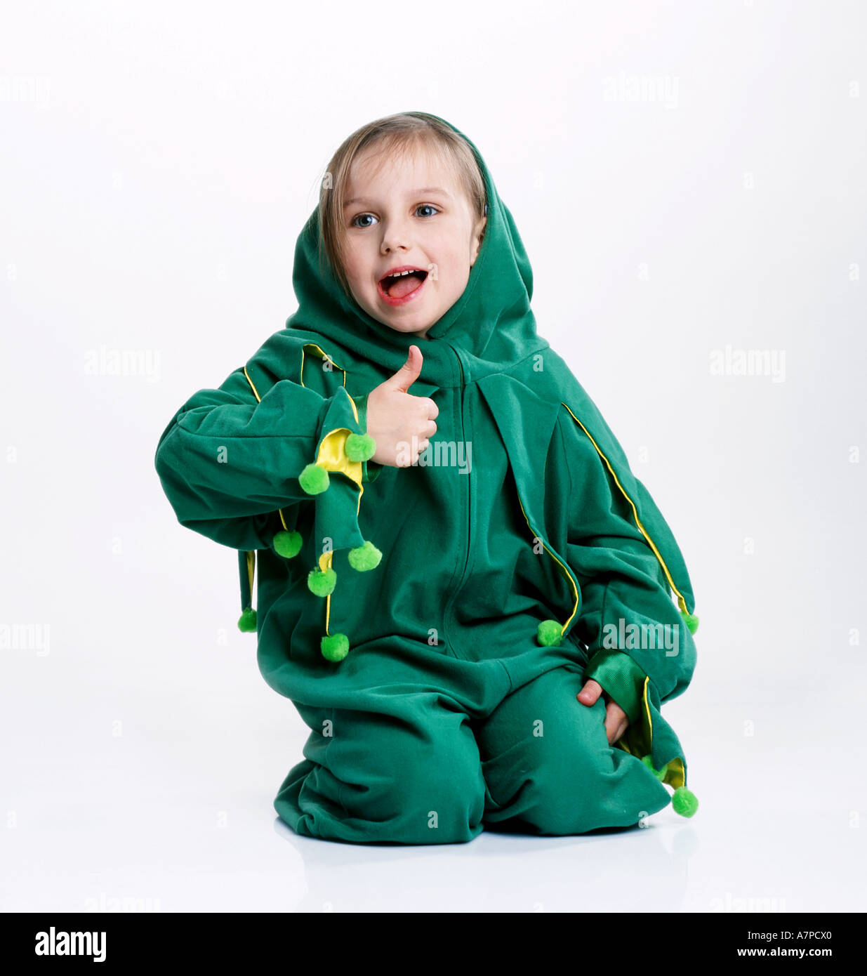 Indoor studio niña kid 5 10 sonrisa sonriendo mostrar lengua sentarse  crouch gesto símbolo ok vestir traje rana carnaval partido ba Fotografía de  stock - Alamy