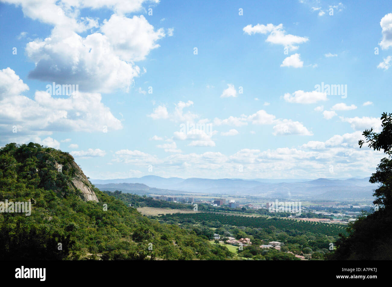 Vista lejana del centro de la ciudad de Nelspruit y paisaje circundante Nelspruit Mpumalanga Sudáfrica Foto de stock