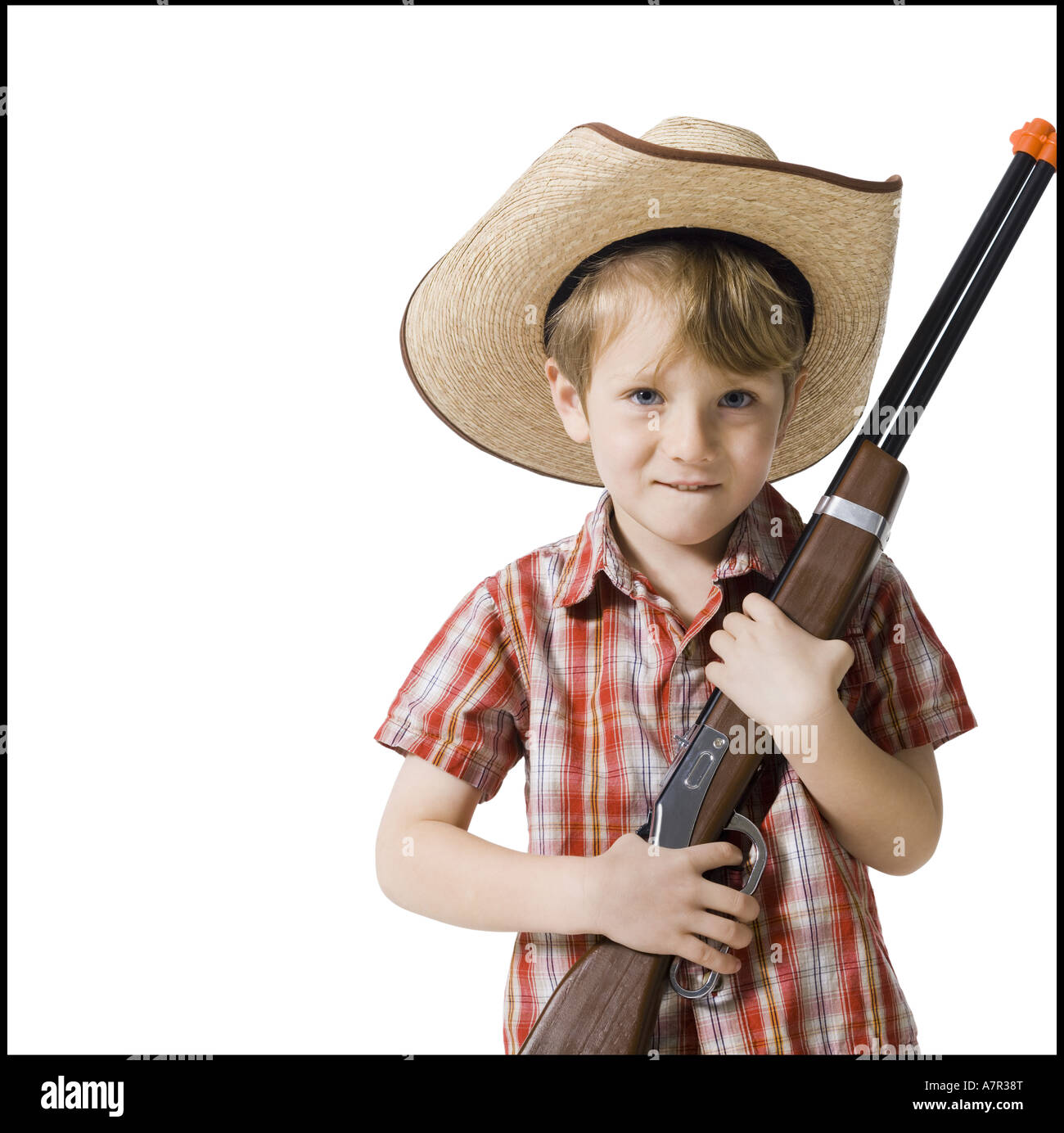 Niño con rifle de juguete y sombrero de vaquero Fotografía de stock - Alamy