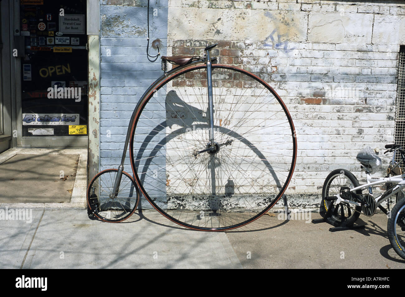 Una antigua antigua bicicleta con rueda delantera grande en frente