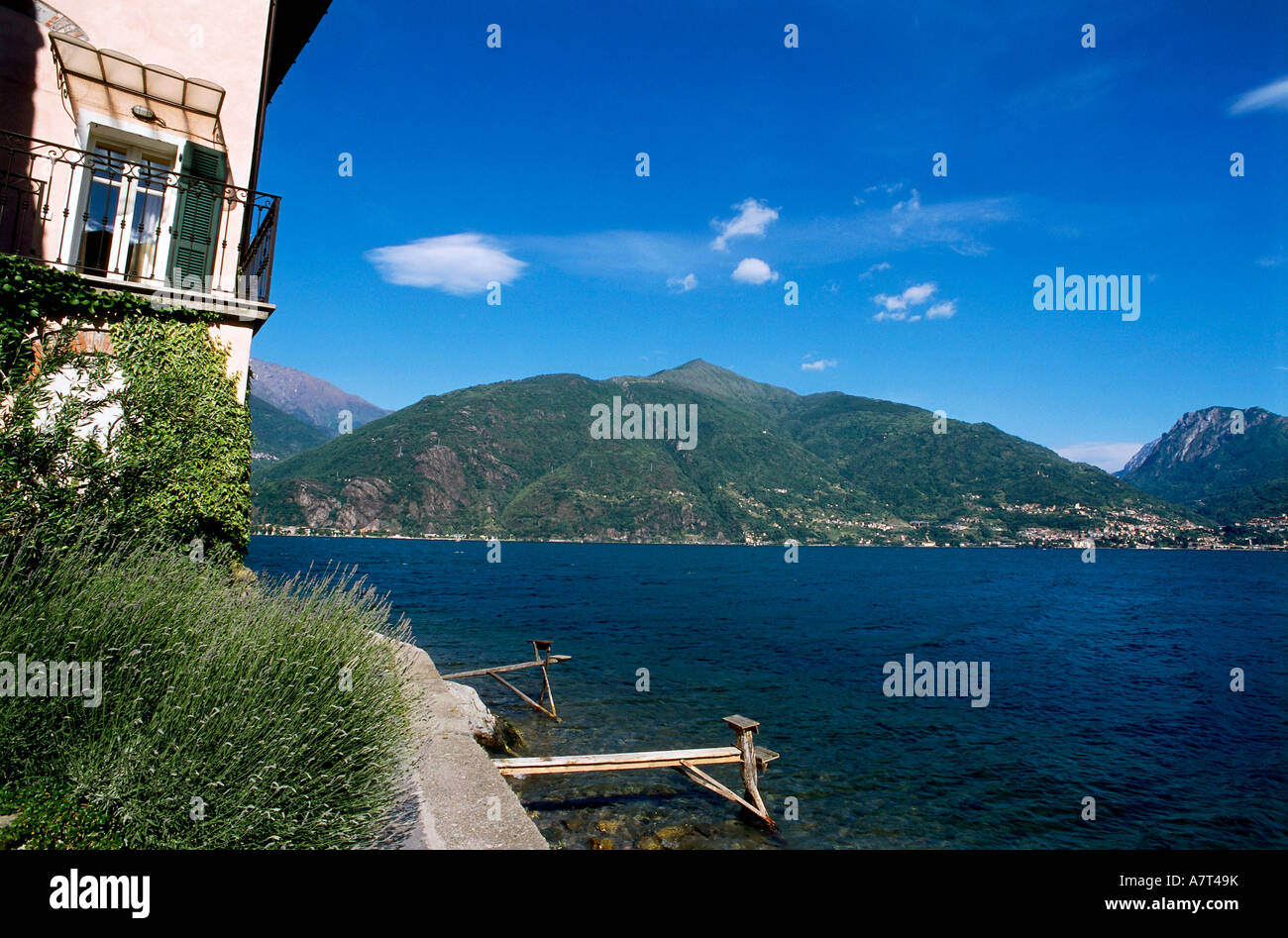 Edificio frente al mar, Santa Maria Rezzonico, el Lago de Como, en Lombardía, Italia Foto de stock
