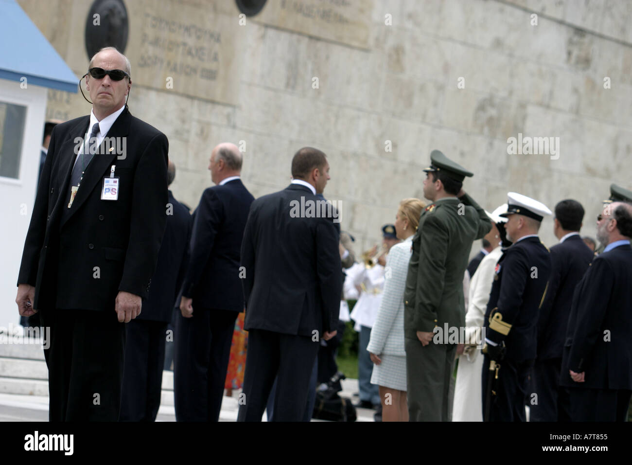 Personal de seguridad vigila una delegación extranjera en una ceremonia en la Tumba del Soldado Desconocido en la Plaza Syntagma.Atenas. Grecia Foto de stock