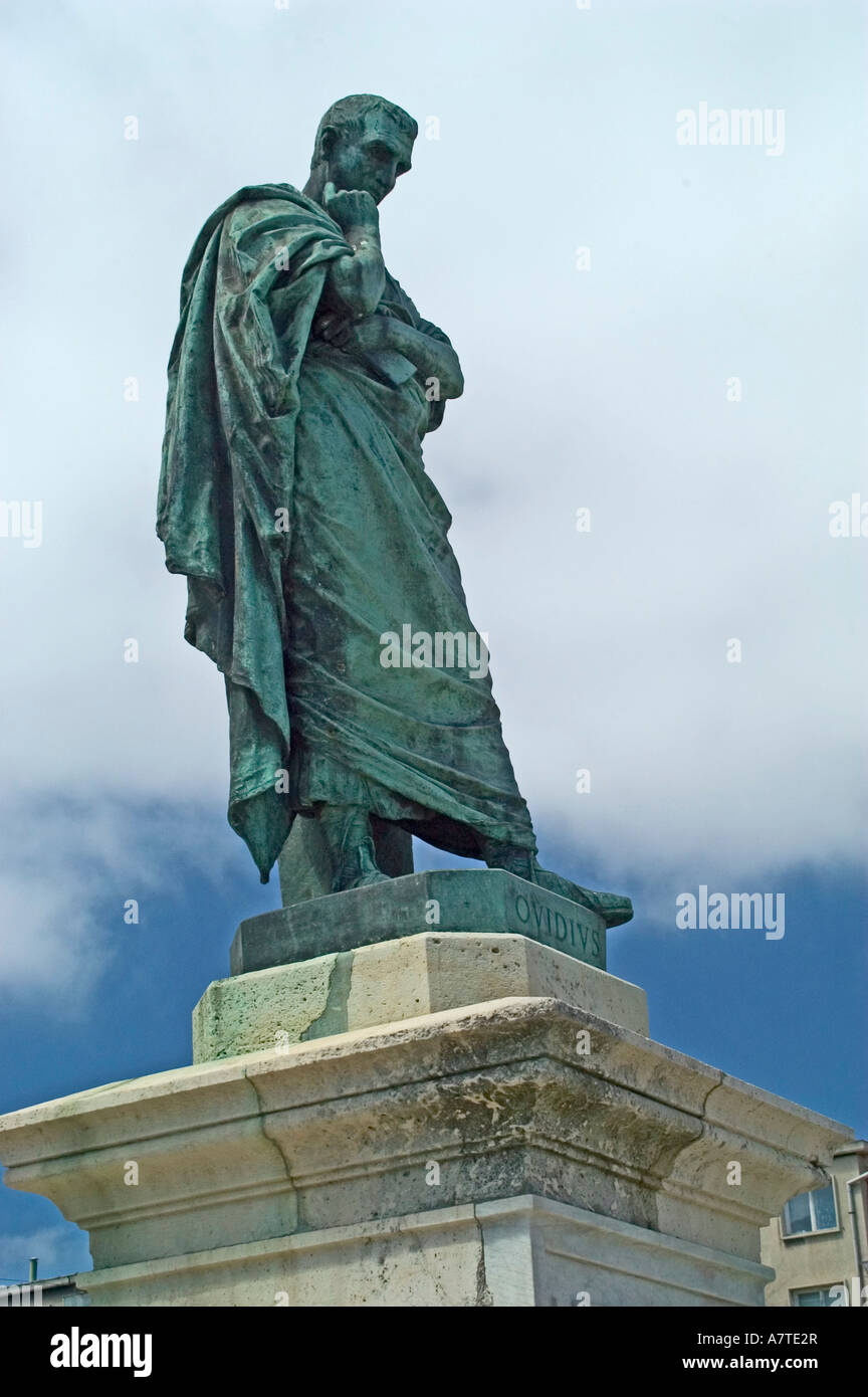 Ángulo de visión baja de estatua de Publius Ovidius Naso, Constanta, Rumania Foto de stock