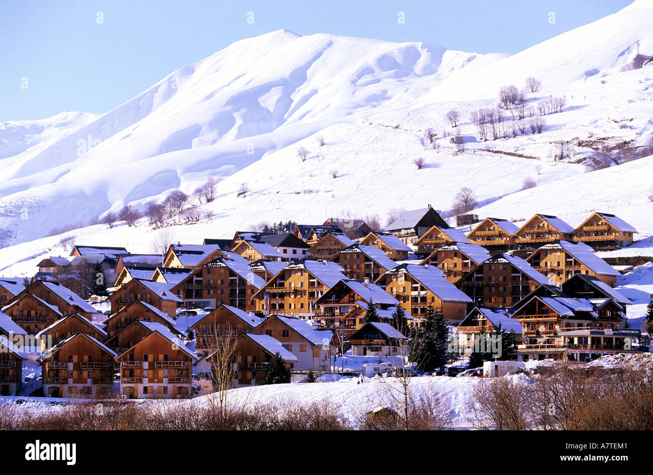 Francia, Savoie, Maurienne, Saint Jean d'Arves ski resort (le Villard  1600m), uno de los Sybelles Ski Area Fotografía de stock - Alamy