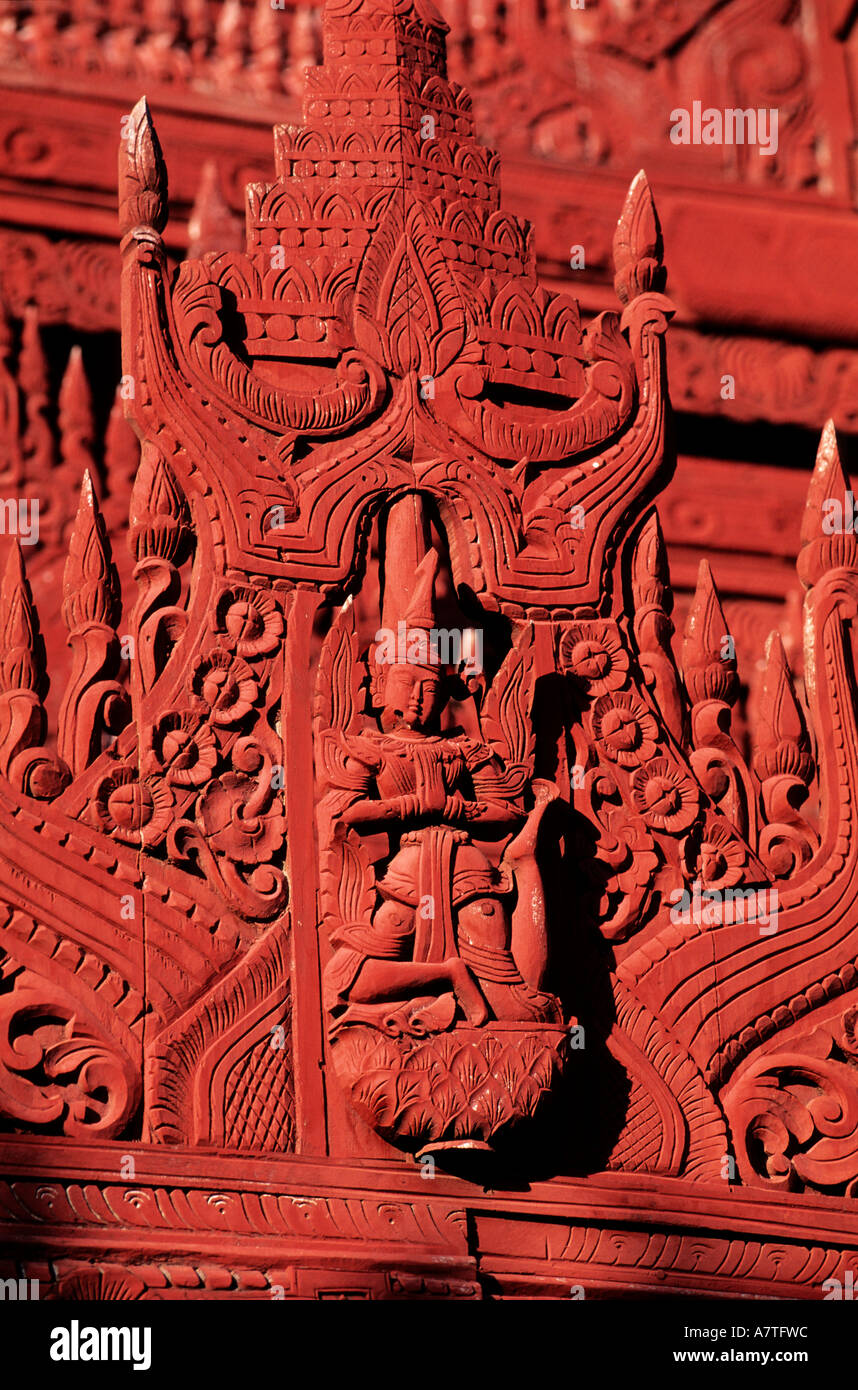 Myanmar (Birmania), Mandalay, detalle de un templo de madera tallada Foto de stock