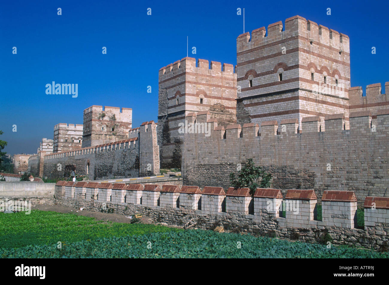 Antiguas murallas contra el cielo azul, los muros de Constantinopla,  Estambul, Turquía Fotografía de stock - Alamy