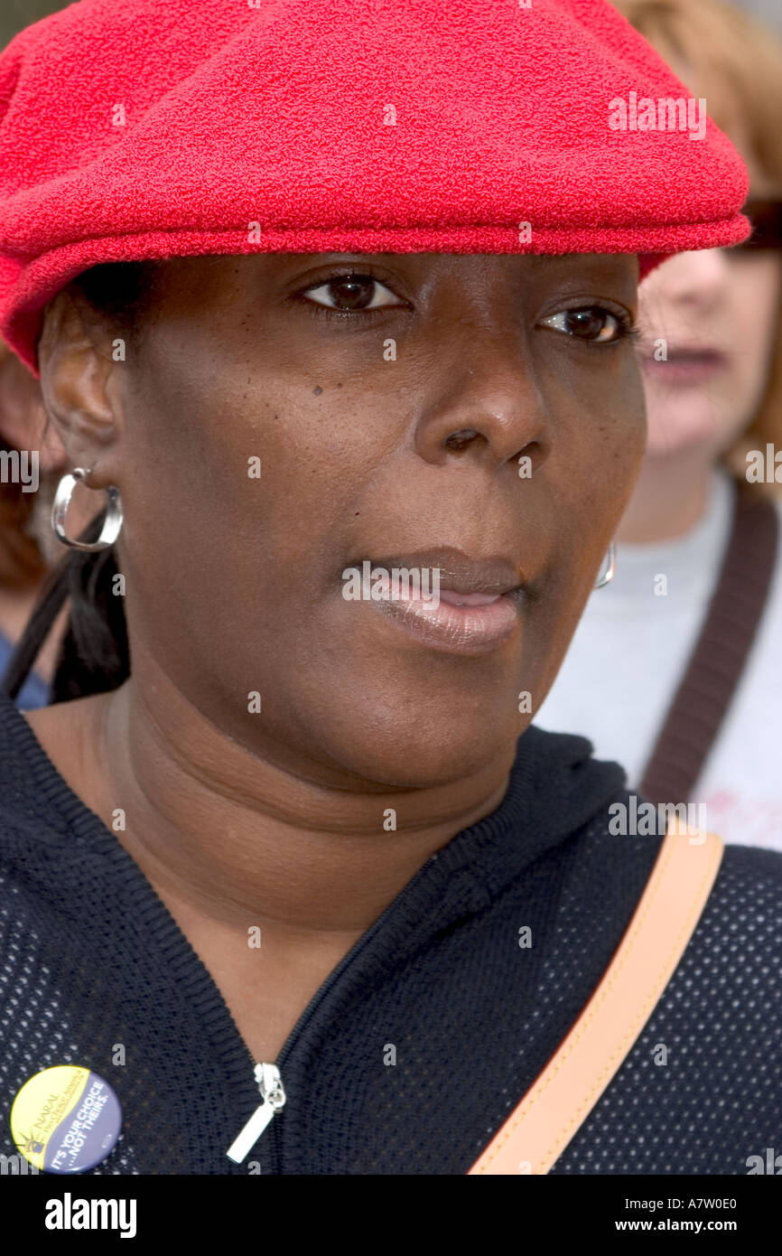 Una atractiva mujer negra con una gorra roja es visto en el pro elección de marzo en Washington DC, el 25 de abril de 2003 Foto de stock