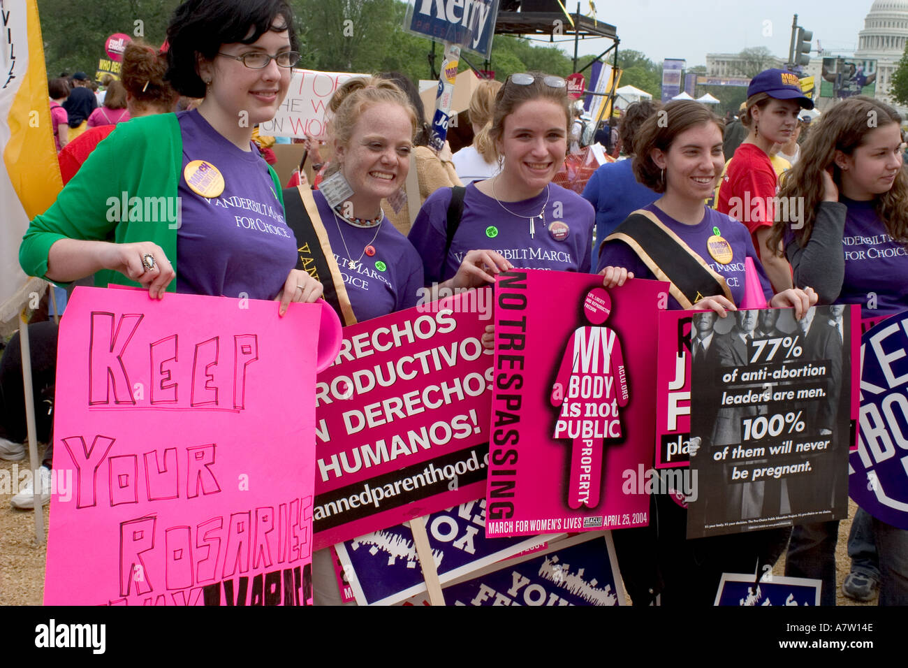 Las mujeres jóvenes en el Mall en Washington protesta postura de Bush sobre el aborto Foto de stock