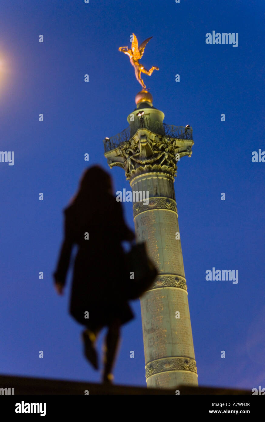 Colonne de Juillet rematada por la estatua del "genio de la libertad', la Place de la Bastille, París, Francia Foto de stock