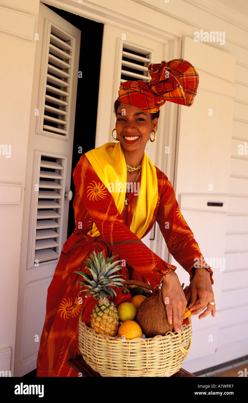Francia, Guadalupe (Antillas Francesas), joven mujer vistiendo un traje  Criollo Fotografía de stock - Alamy
