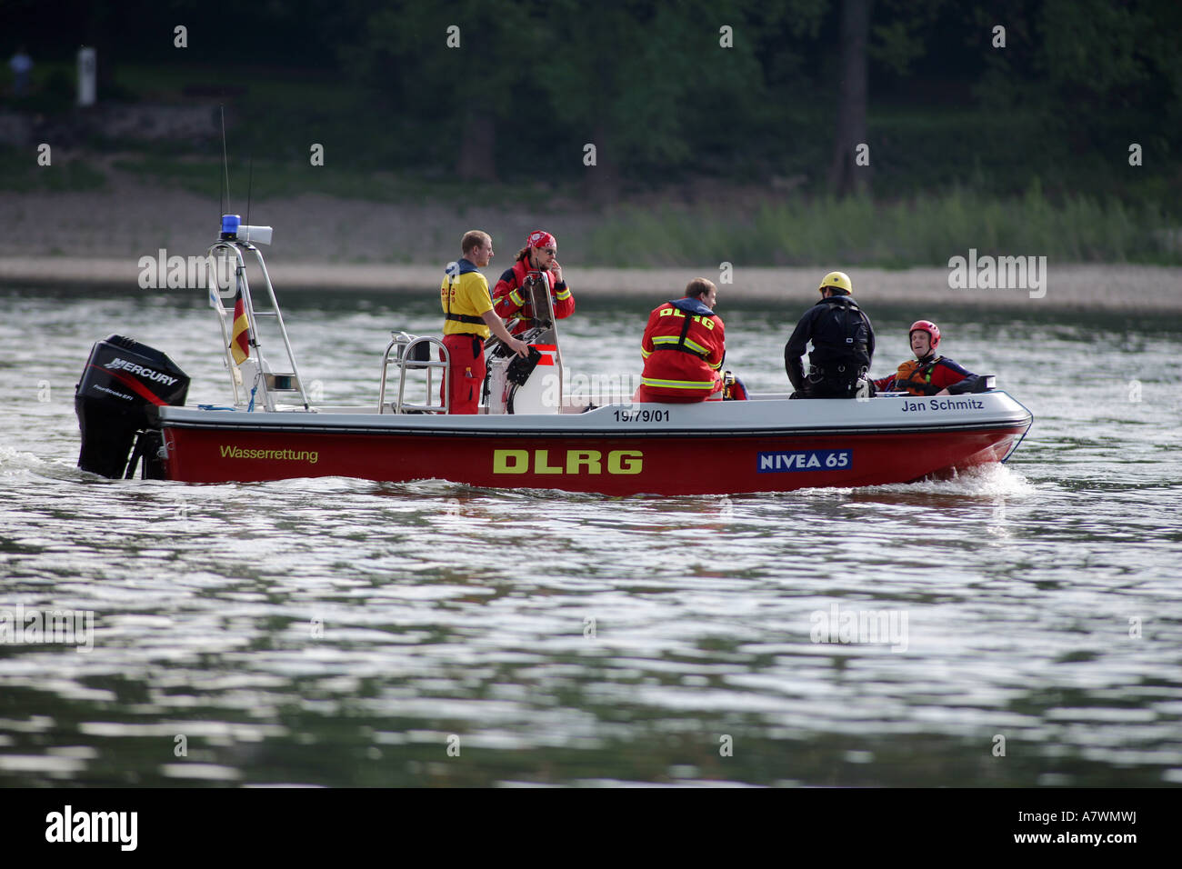 Live-ahorradores del alemán DLRG durante un ejercicio un río Foto de stock