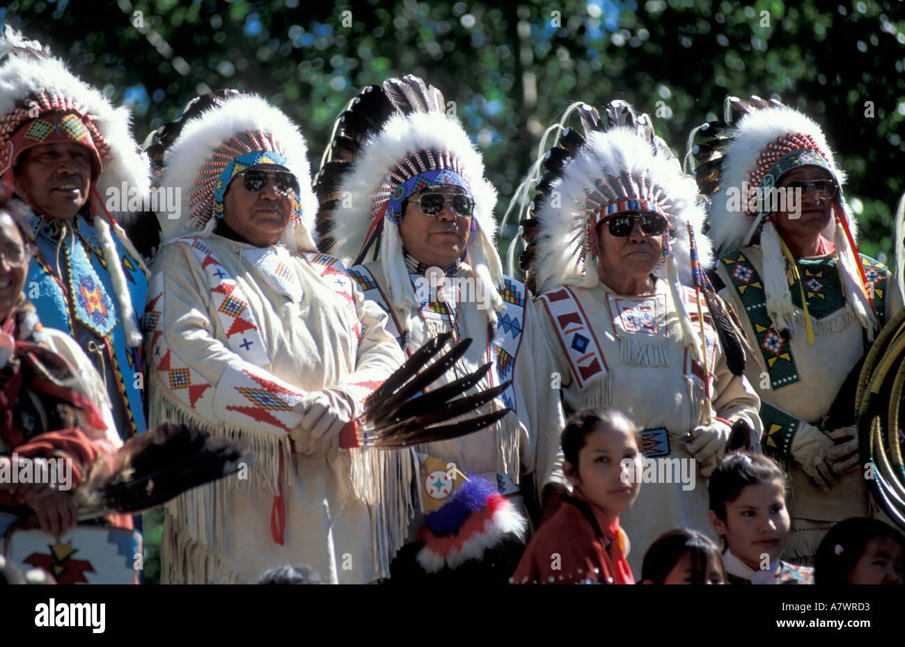 Los canadienses nativos en traje tradicional Stampede de Calgary