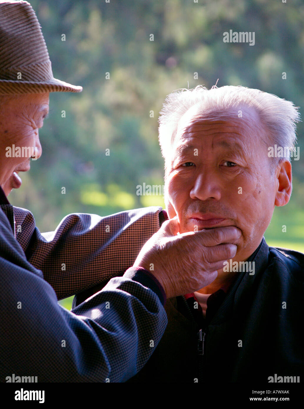 CHINA BEIJING Ancianos hombre chino recibe un masaje facial en el