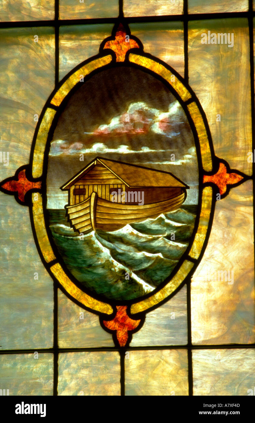 El Arca de Noé navegando a través de la inundación en vidriera. De Minneapolis, Minnesota, EE.UU. Foto de stock