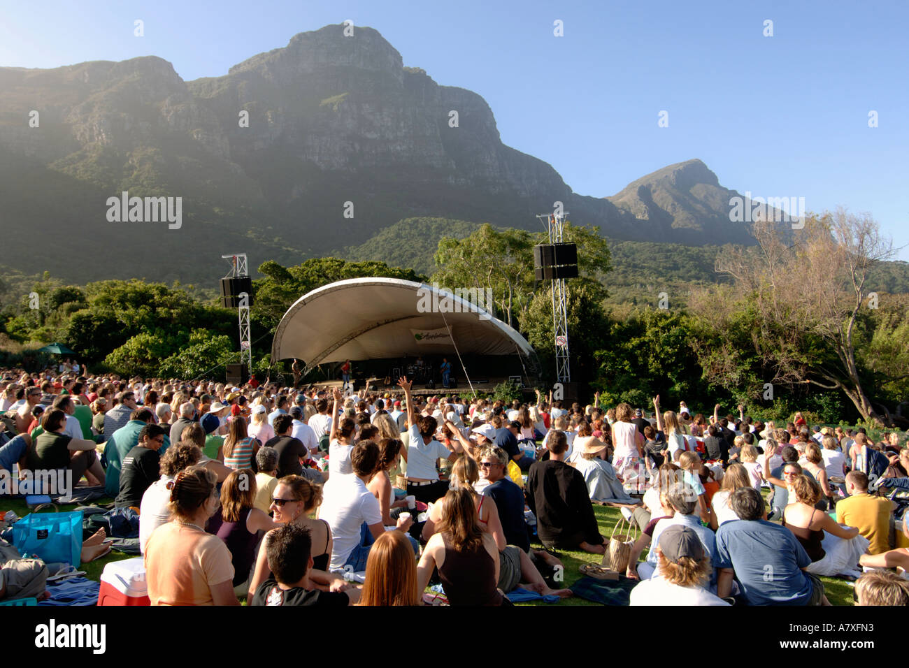 Las multitudes viendo Karen Zoid realizar en el anfiteatro de conciertos del verano Kirstenbosch en Ciudad del Cabo. Foto de stock