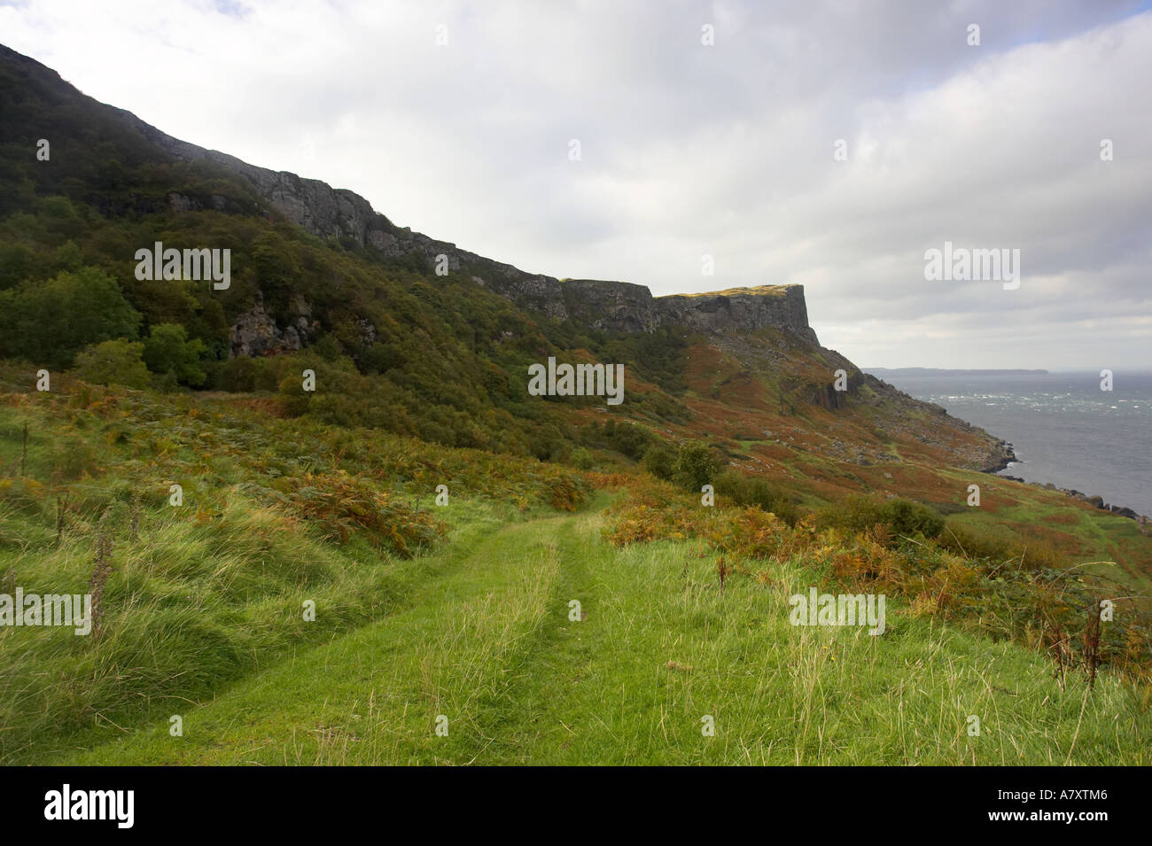 Vista de cabeza justo y pista de hierba Murlough Bay el condado de Antrim de Irlanda del Norte como una ubicación utilizada en el Juego de Tronos Foto de stock