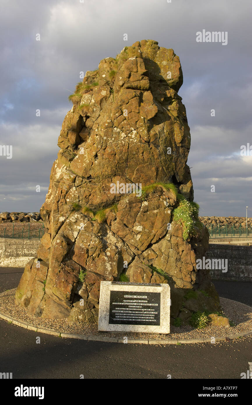 Monumento conmemorativo de Guglielmo Marconi en Ballycastle condado de Antrim de Irlanda del Norte Foto de stock