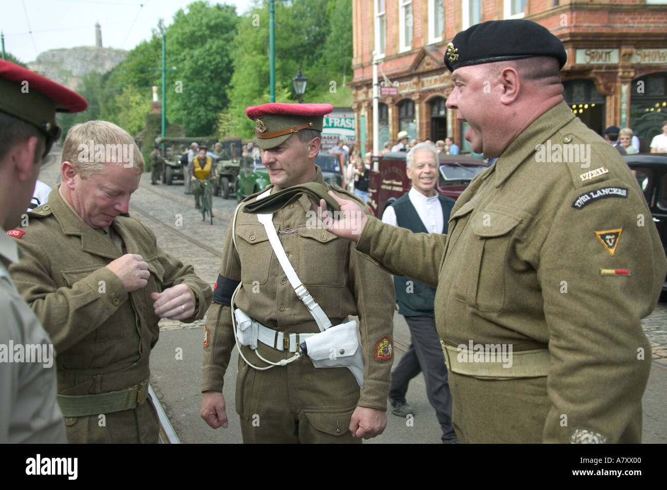Los entusiastas MILITARES EN WW2 uniformes Foto de stock