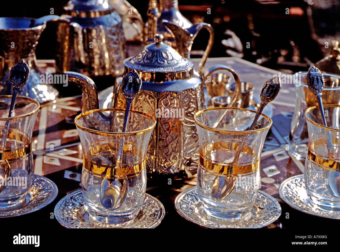 Asia, Turquía, Capadocia, en el valle de Goreme. Típico juego de té turco  de plata Fotografía de stock - Alamy