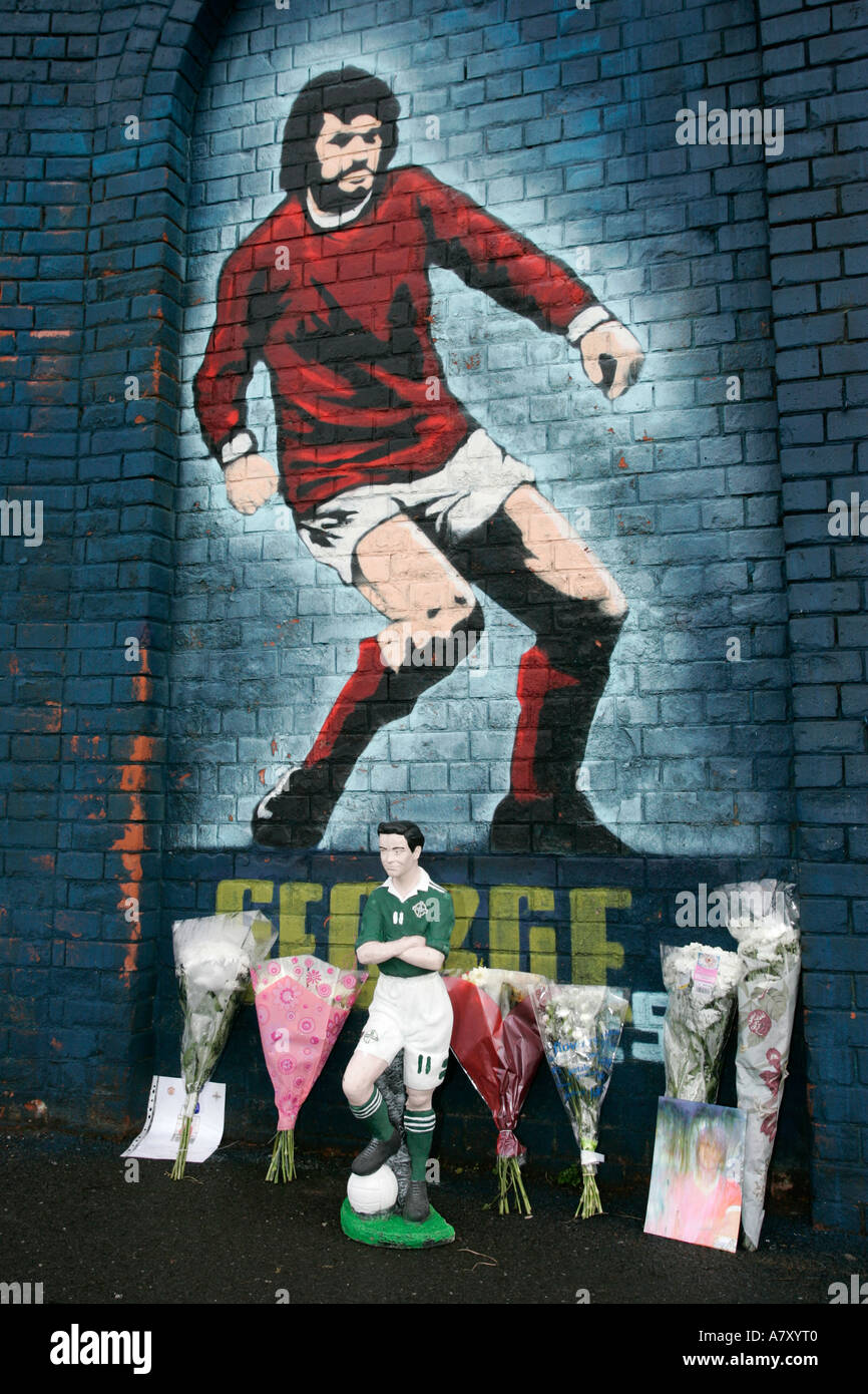 Fan homenajes a la izquierda en el George Best mural en Irlanda del Norte fútbol Windsor Park antes de George Bests funeral Foto de stock