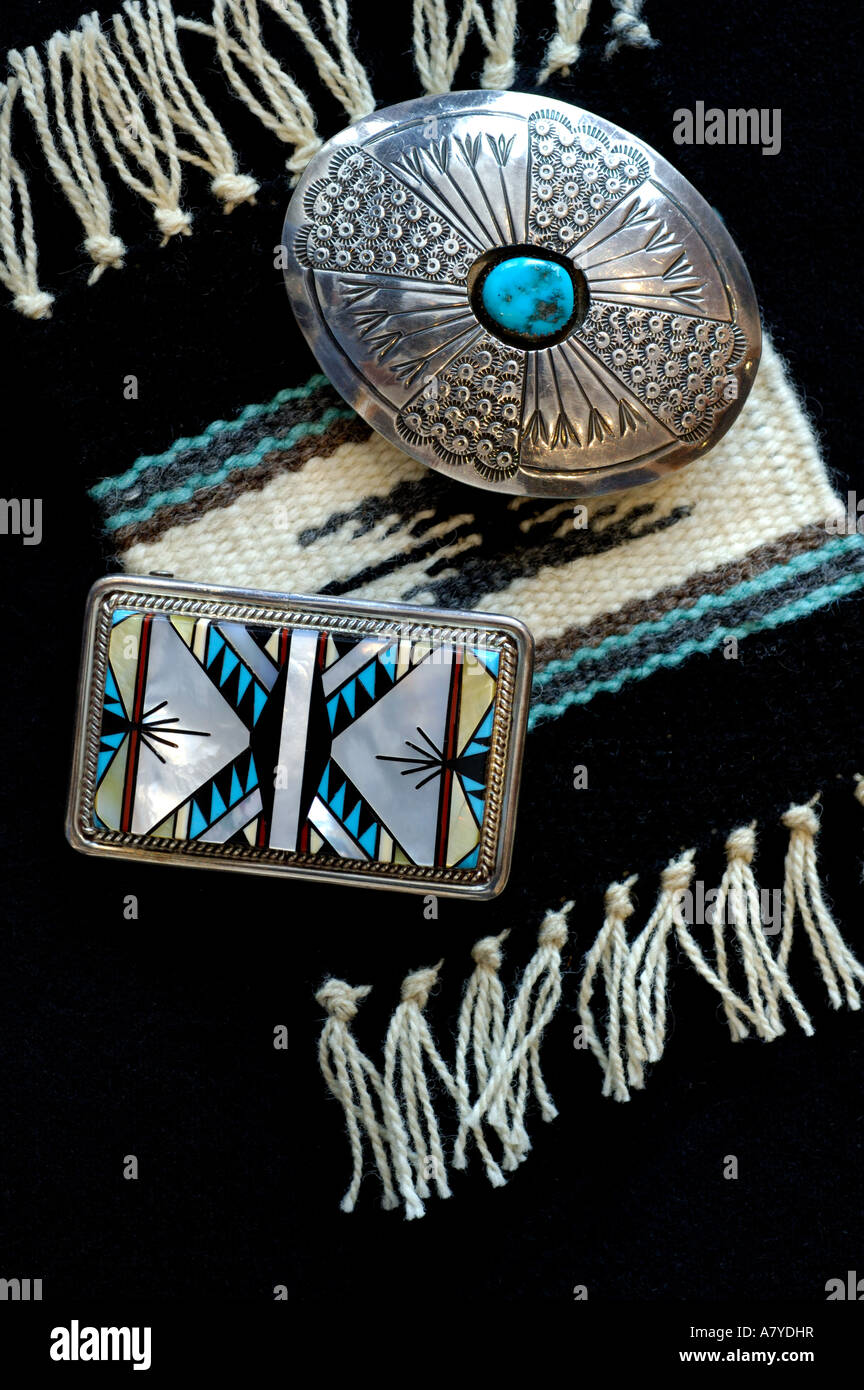 Southwest, Indio americano de arte y artesanías. Classic Zuni inlay hebilla  del cinturón y hebilla del cinturón turquesa Navajo Fotografía de stock -  Alamy