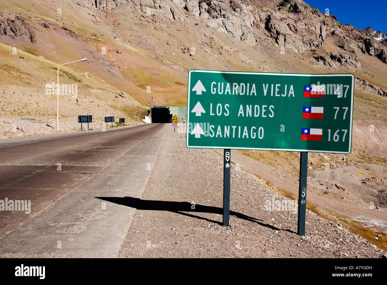 El cartel muestra la distancia a varias ciudades de Chile, al otro lado del  túnel en la distancia Fotografía de stock - Alamy