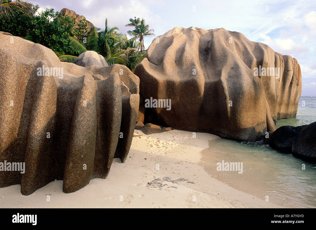 Seychelles, Isla de El Dique, la playa de la fuente de plata (grandes rocas basálticas y turquesa Laguna Azul) Foto de stock