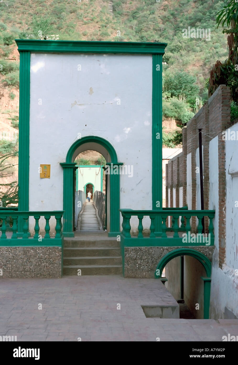 México, la Barranca del Cobre, Batopilas. El hombre cruzando el puente