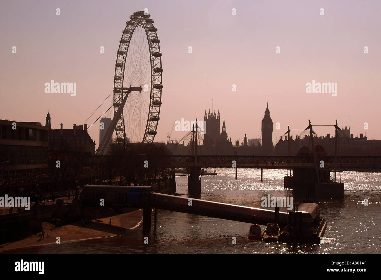 Inglaterra Londres río Támesis, el London eye y el banco del sur complejo de casas del parlamento a distancia Foto de stock