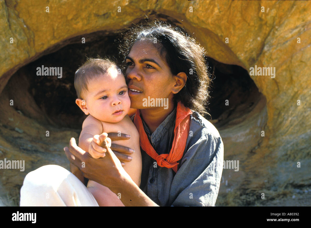 Cowgirl aborigen con su media casta bebé Australia Central Foto de stock