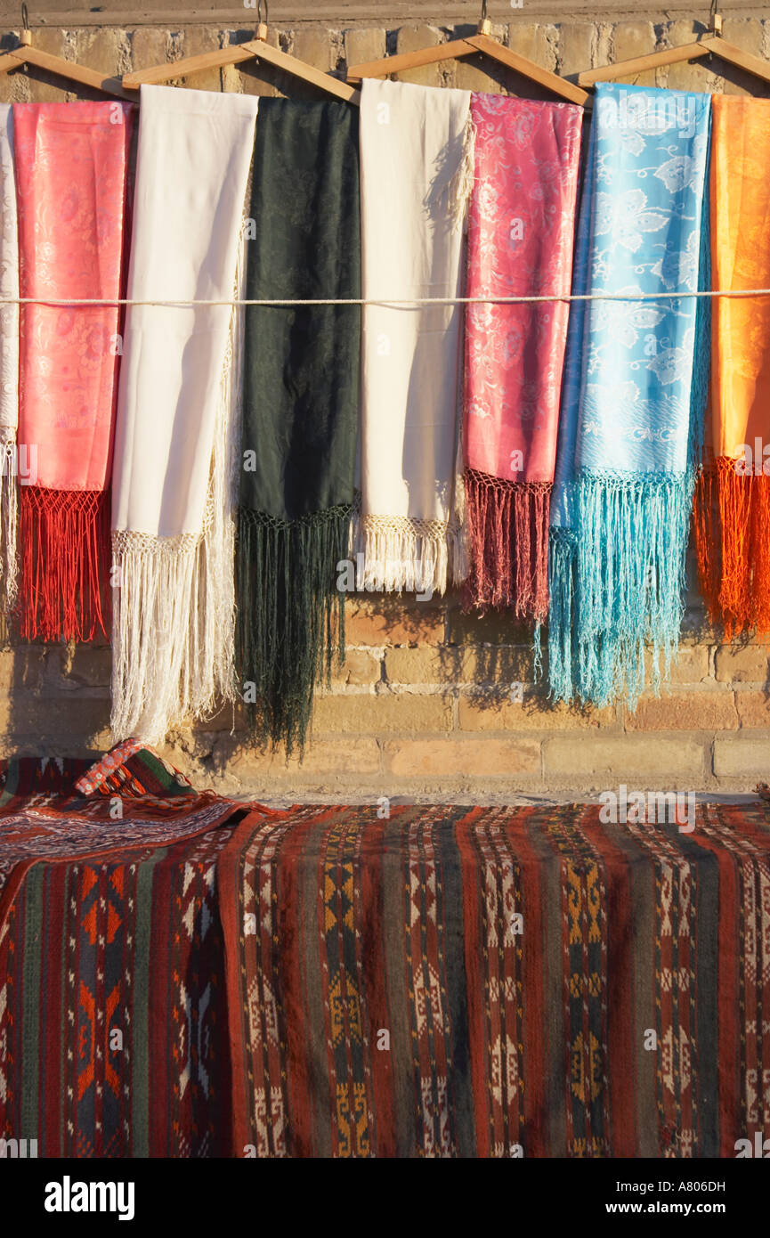 Pañuelos de seda para la venta en el Mercado Cala, Bujara Fotografía de  stock - Alamy