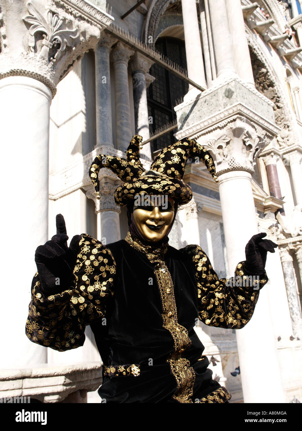 El hombre en traje de bufón Carnaval de Venecia Fotografía de stock - Alamy