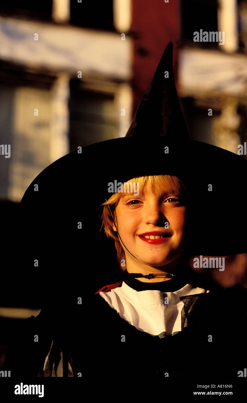 Estados Unidos, Massachusetts, Salem durante Halloween, niña disfrazada  como una bruja en Essex Street Fotografía de stock - Alamy