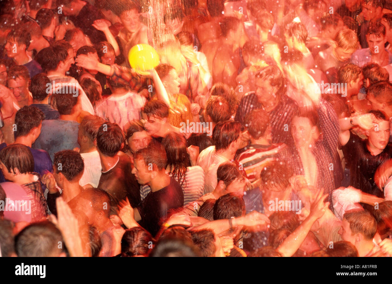 En España, las Islas Baleares, Ibiza, San Antonio, el agua es de noche en  el Club Paradise Fotografía de stock - Alamy