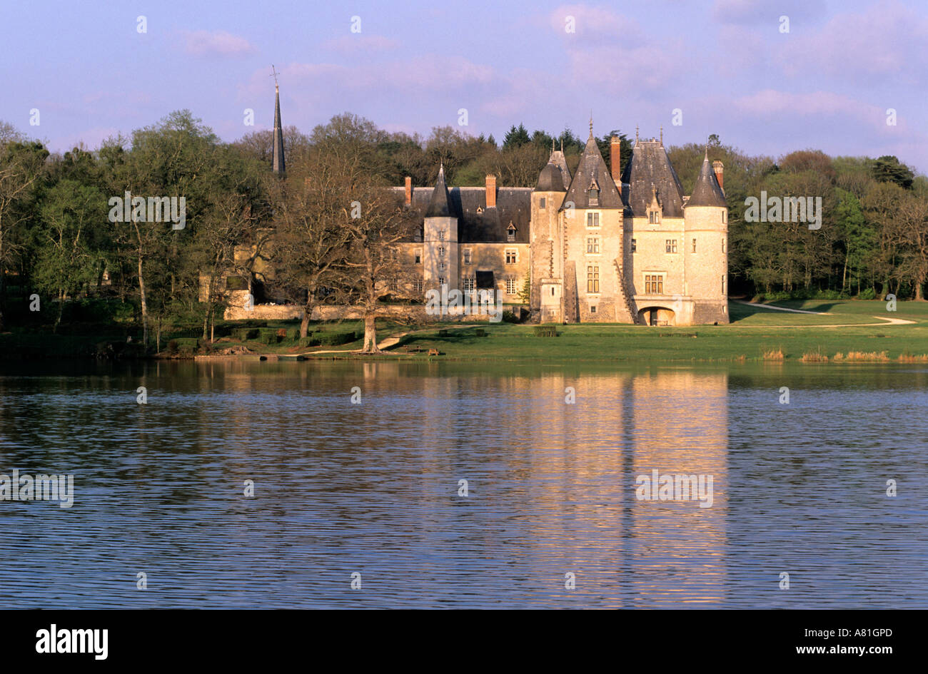 Francia, Cher, Berry región, Jacques Coeur road, Verrerie castillo cerca de Aubigny sur Nere Foto de stock