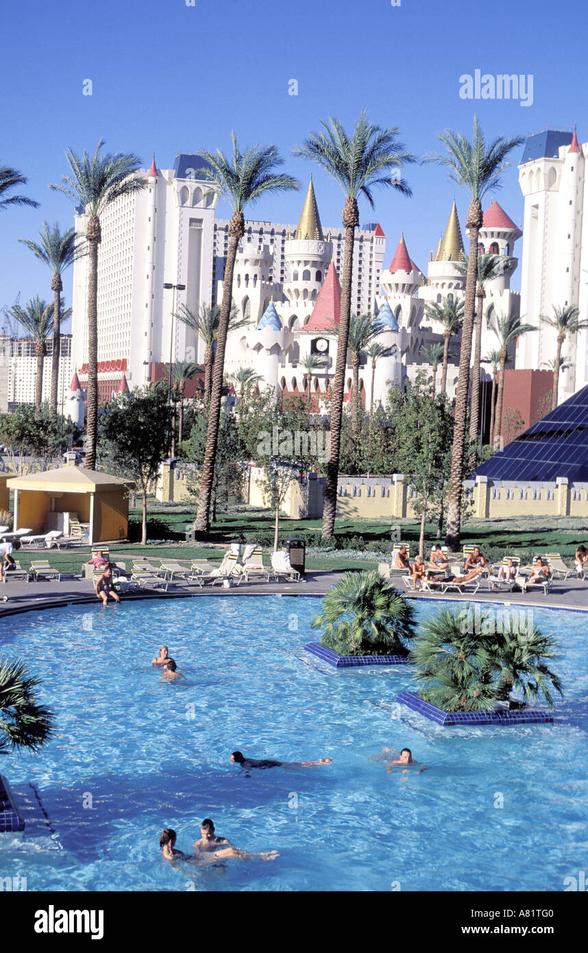 Estados Unidos, la ciudad de Las Vegas, Nevada, el Luxor piscina con el  Excalibur en el fondo Fotografía de stock - Alamy