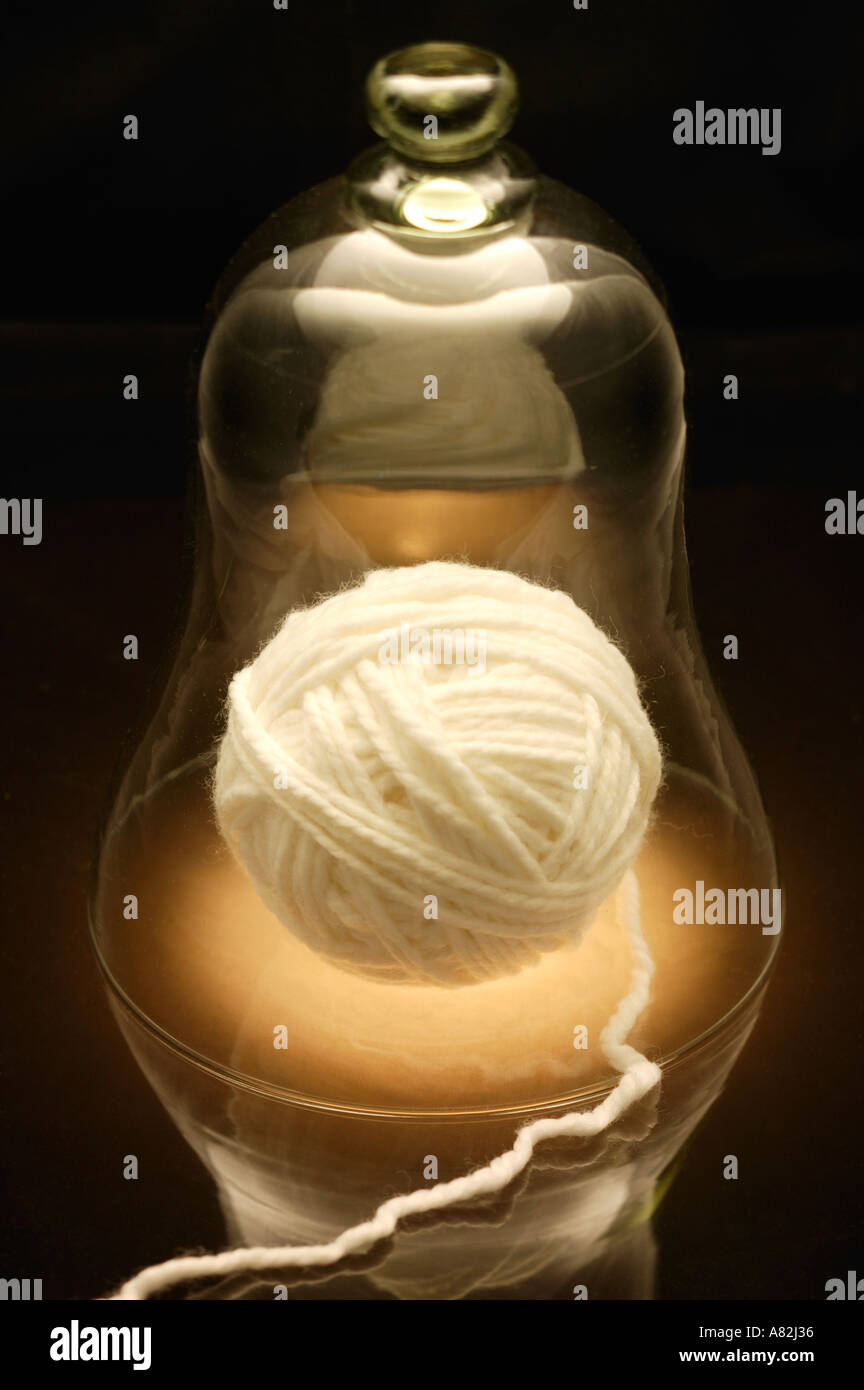 Bola de lana dentro de pantalla de vidrio Foto de stock