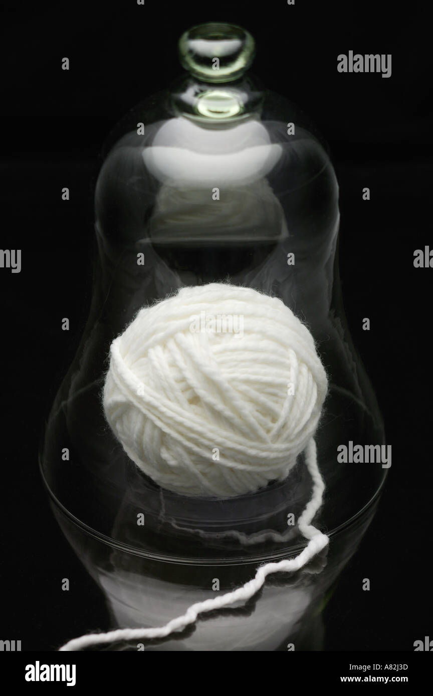 Bola de lana bajo bandeja ovalada (fondo negro) Foto de stock
