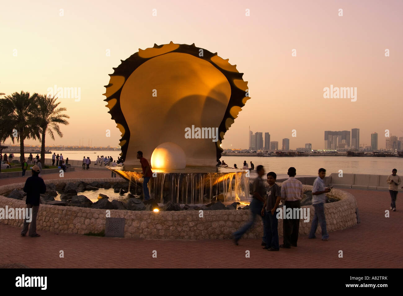Qatar Doha fuente ostra con perla en la costa de Doha al atardecer Foto de stock