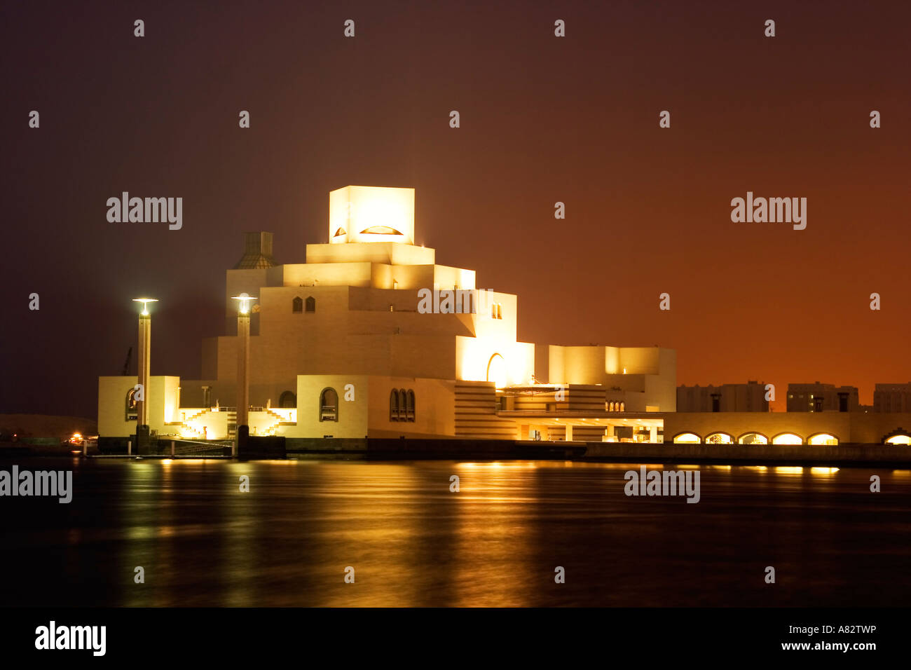 Museo de arte islámico, por el famoso arquitecto I M Pei, en el paseo de la corniche de Doha durante la noche Foto de stock