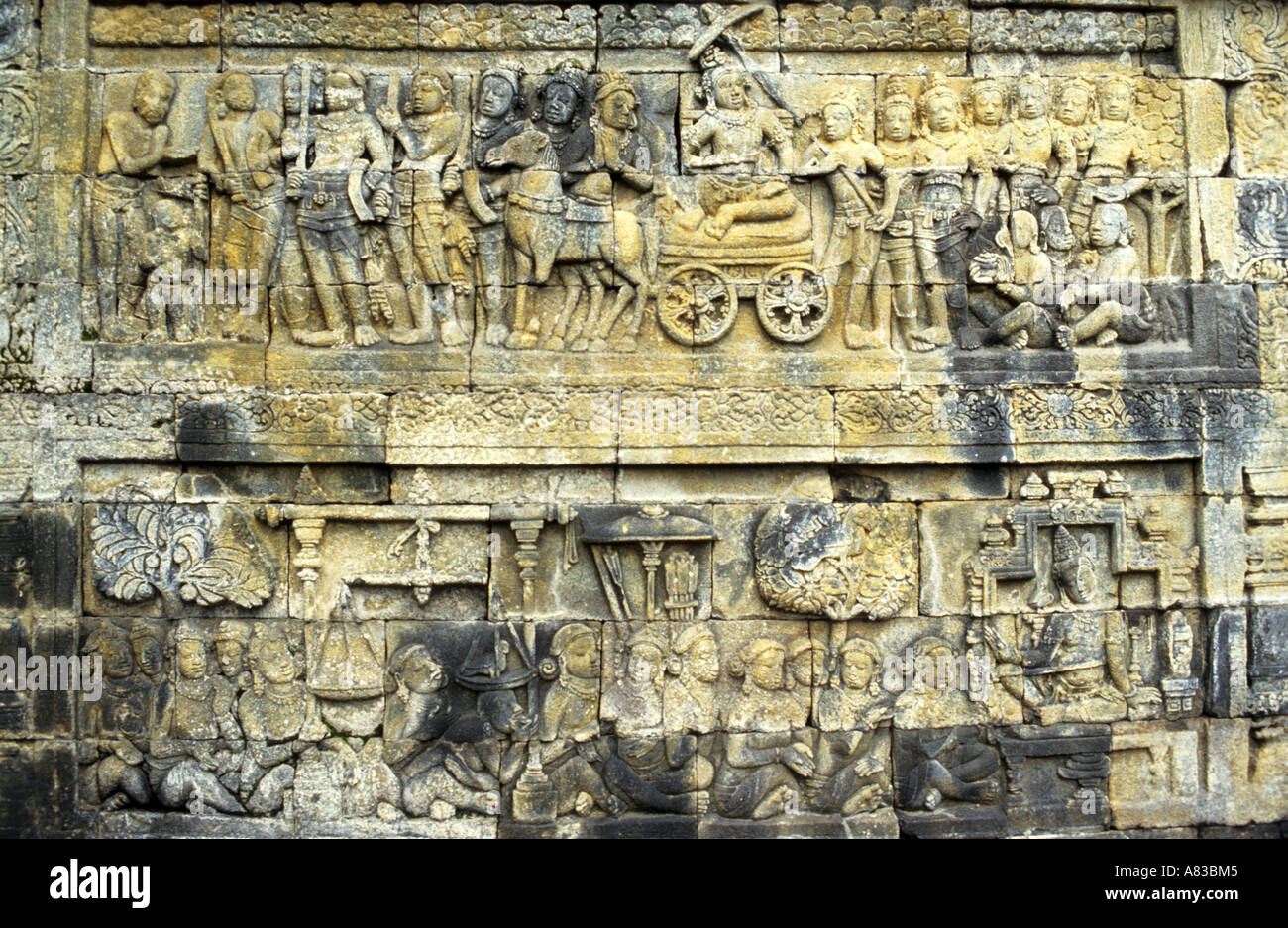 Bajorrelieves tallados en las paredes del templo Budista Borobudur sitio en Java Indonesia Foto de stock