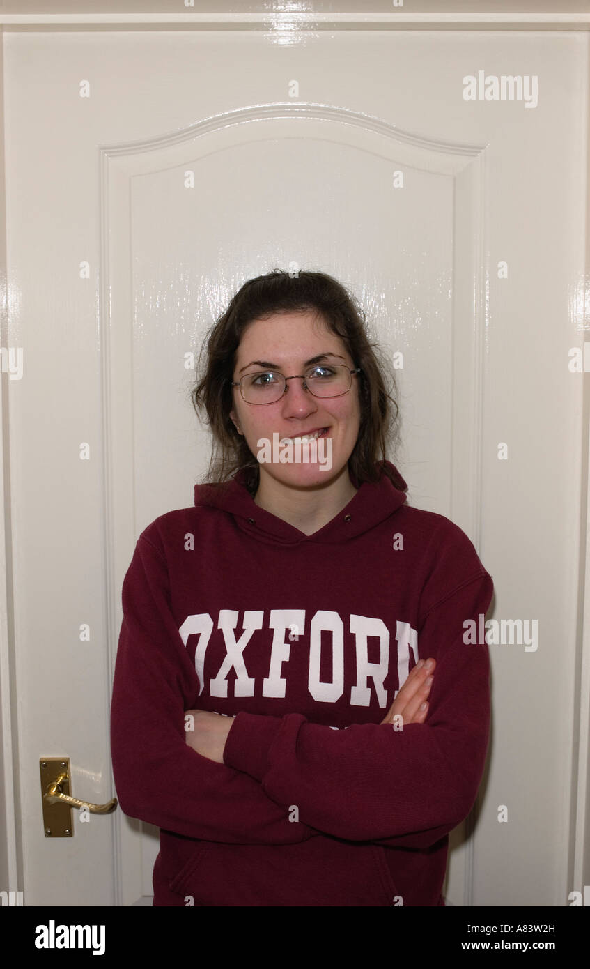 Retrato de chica con gafas y la Universidad de Oxford, sudadera con puerta  blanca en segundo plano Fotografía de stock - Alamy